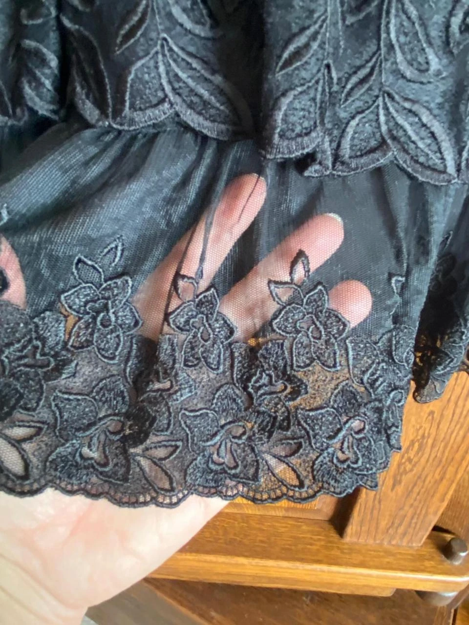 Minissaia preta de renda com babados escalonados, estilo romântico ou coquette – photo 10